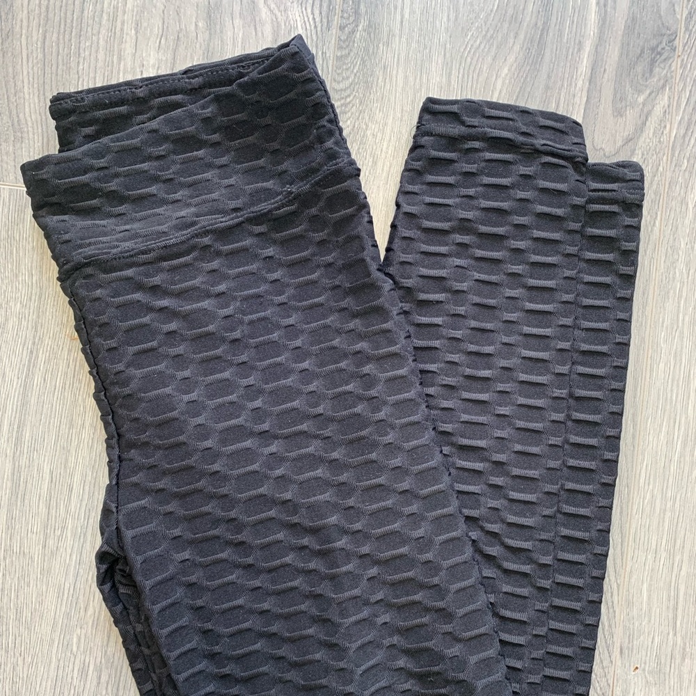 textured black leggings